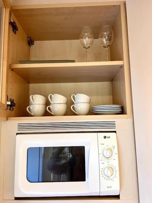 Stylish Studio Apartment With Beautiful Balcony Инголщат Екстериор снимка
