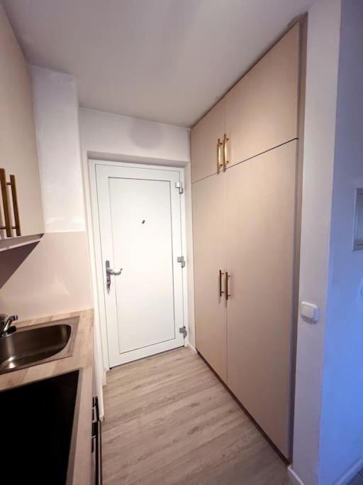 Stylish Studio Apartment With Beautiful Balcony Инголщат Екстериор снимка