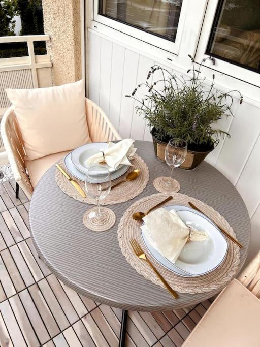 Stylish Studio Apartment With Beautiful Balcony Инголщат Екстериор снимка