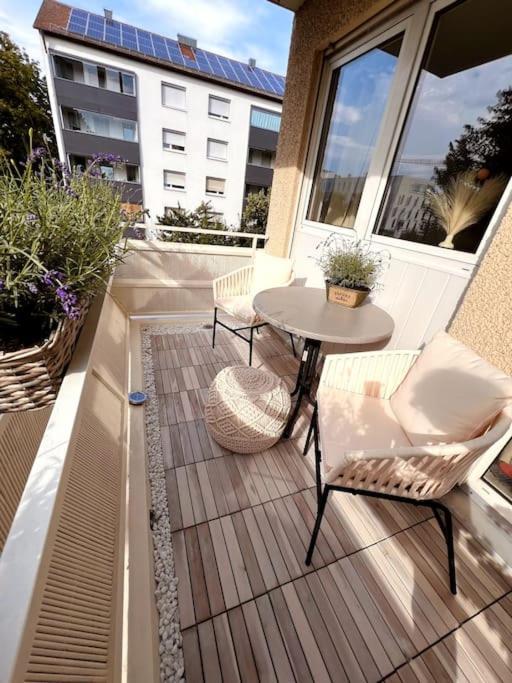 Stylish Studio Apartment With Beautiful Balcony Инголщат Екстериор снимка